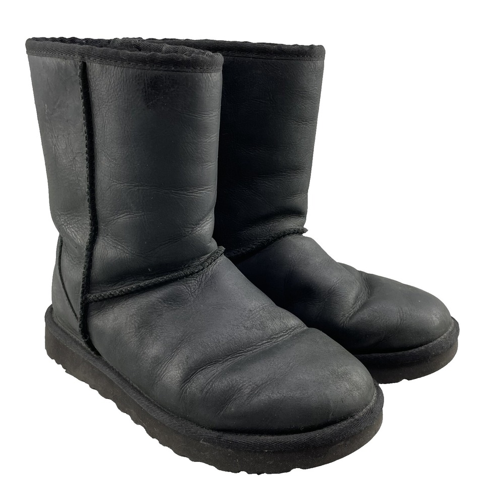 UGG Sheepskin Classic Short Boots Women 7 Black Outdoor Cabin Chic Travel Winter
